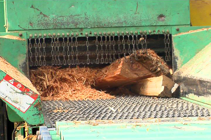 搬入された木材を破砕